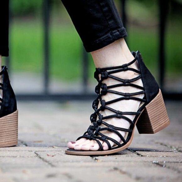 Vince Camuto BNWT sandals black "karika" leather sz 6.5 - Picture 2 of 8